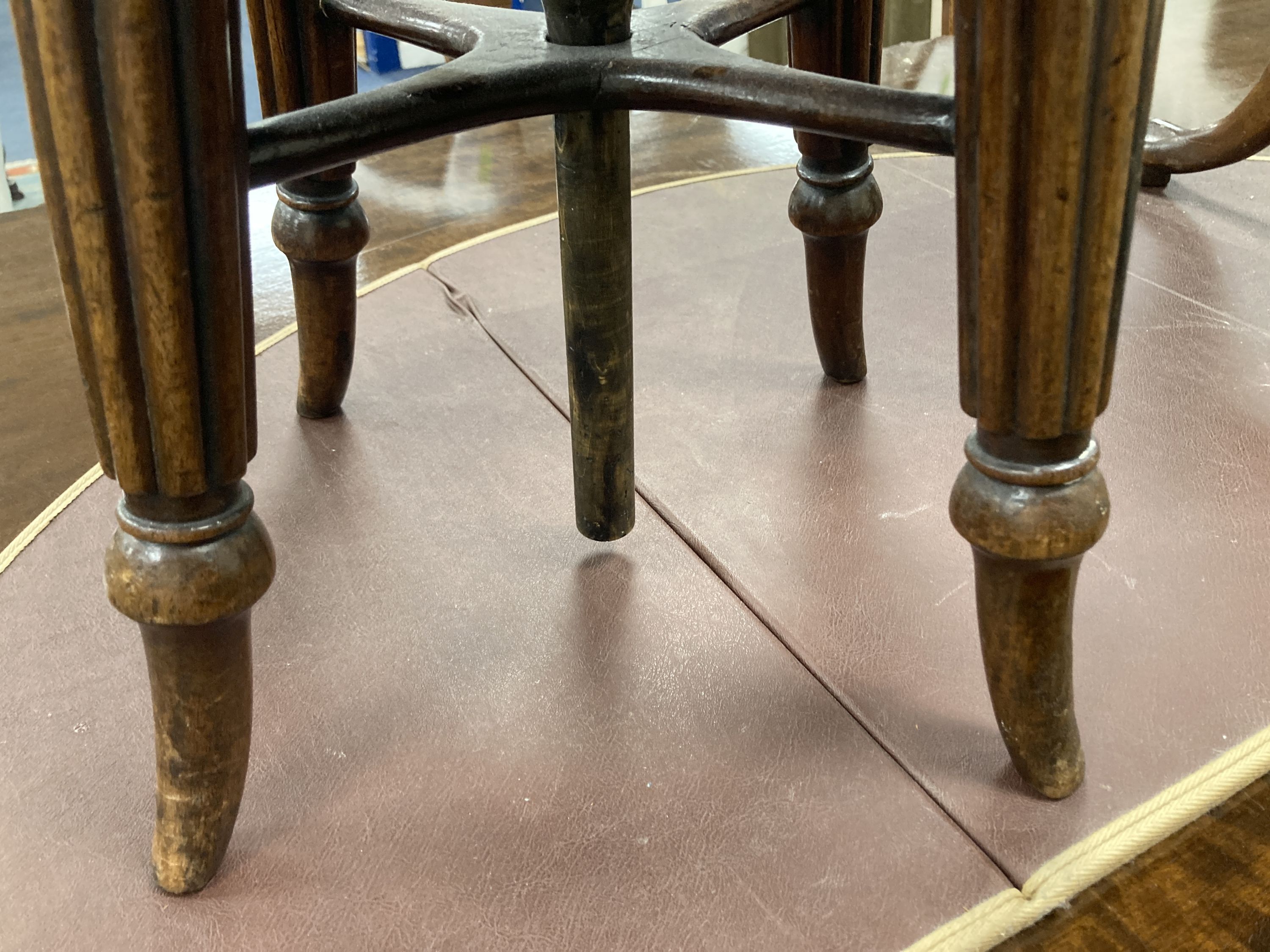 A Regency mahogany adjustable piano stool, 33cm diameter, height 45cm